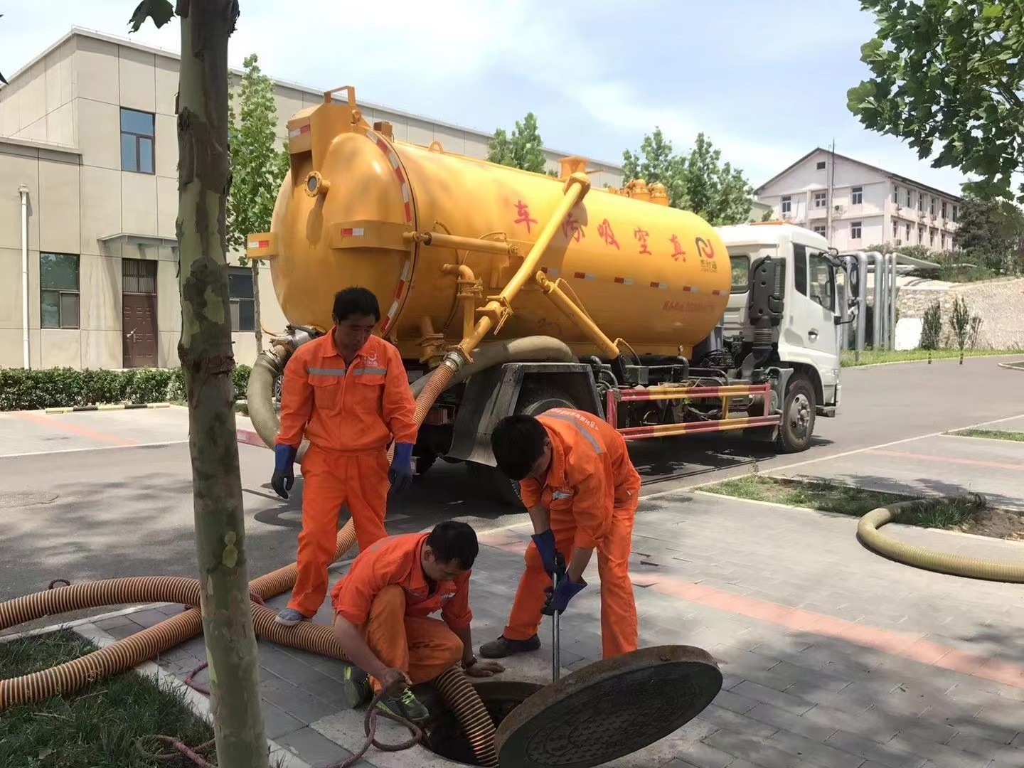 奉节管道疏通车停在窨井附近