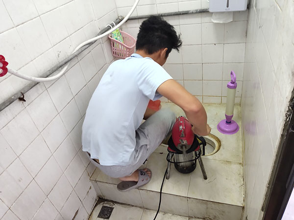 奉节管道堵塞冒臭气 专业师傅现场解决问题