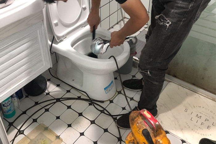 奉节马桶堵塞自己疏通还是找师傅?专业上门服务让你省时更省心